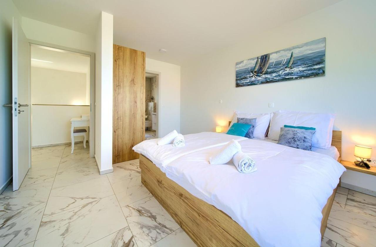 Holiday House Sea & Sun Residence Rasopasno Bagian luar foto