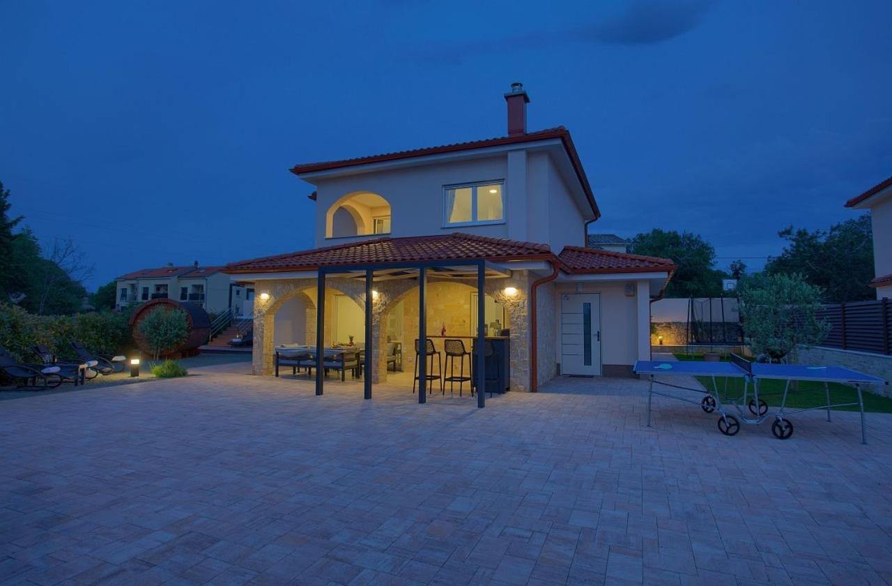 Holiday House Sea & Sun Residence Rasopasno Bagian luar foto