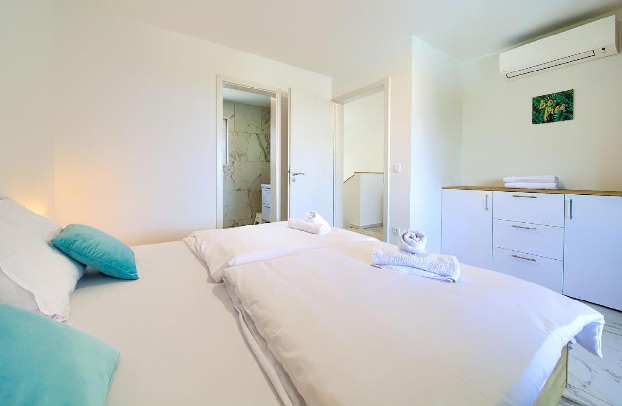Holiday House Sea & Sun Residence Rasopasno Bagian luar foto