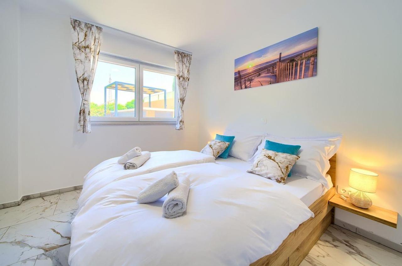 Holiday House Sea & Sun Residence Rasopasno Bagian luar foto