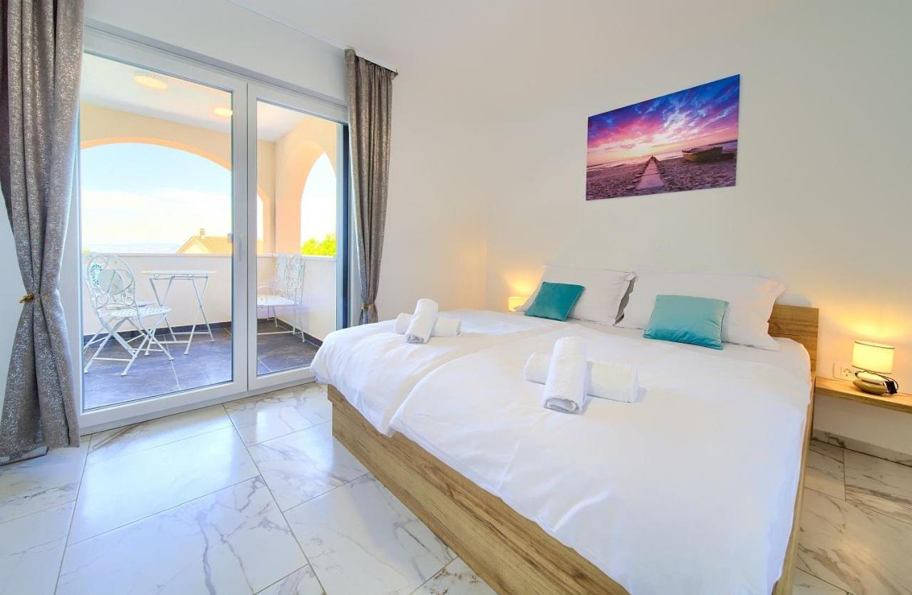 Holiday House Sea & Sun Residence Rasopasno Bagian luar foto